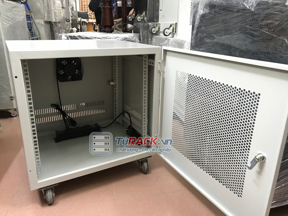 Hình ảnh thực tế bên trong của 1 sản phẩm Wallmount Rack 9U