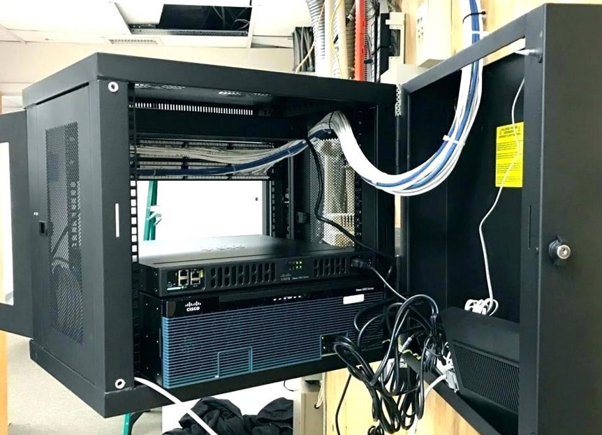 Chi tiết bên trong 1 chiếc tủ rack treo tường sau khi lắp đặt hoàn thiện