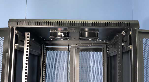 Nóc của cabinet 19 inch ECP-32U800-B được làm từ thép tấm dày 2mm và sơn tĩnh điện